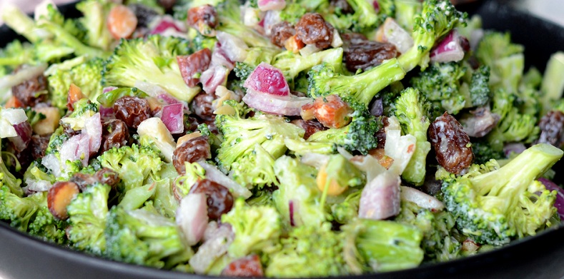 salat-brokoli-cybula-gorihy